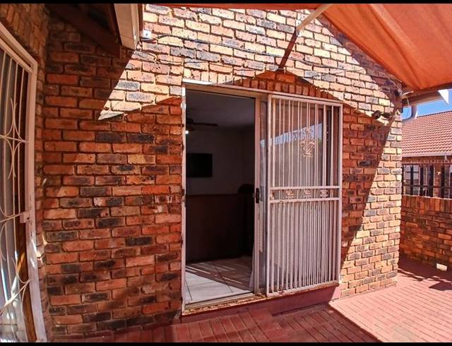 3 BEDROOM TOWNHOUSE FOR SALE IN HELIKONPARK
